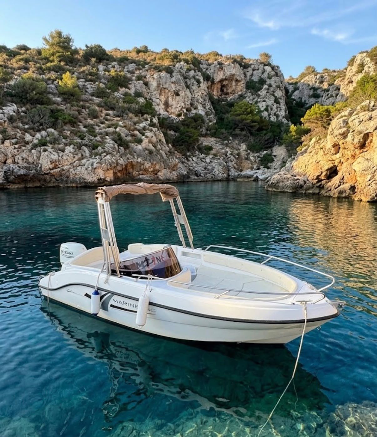 Marinello Eden 18 fondeado en una cala de aguas cristalinas, excursiones privadas en barco por la Costa Amalfitana