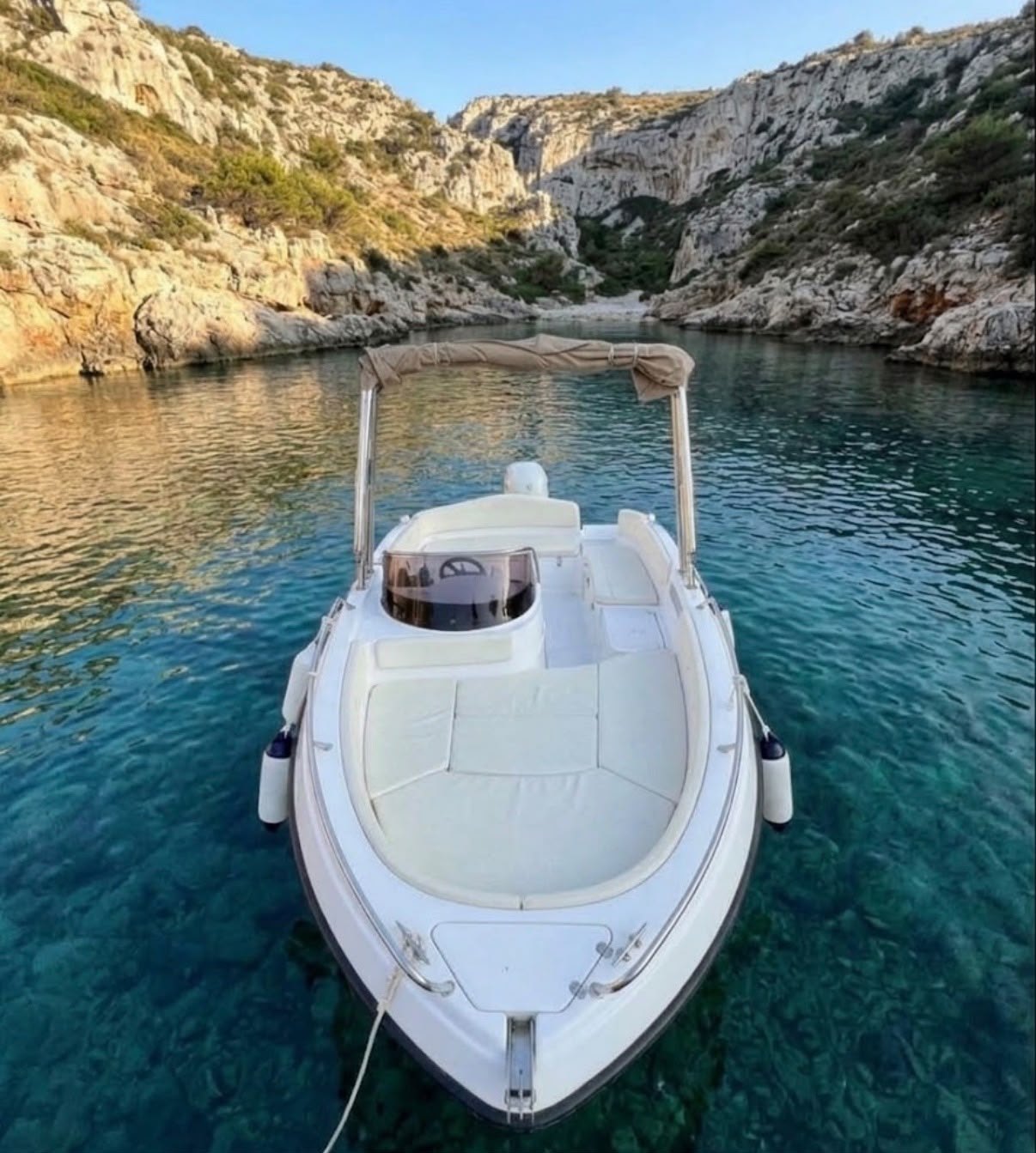 Prendisole di prua della Marinello Eden 18 visto di fronte, noleggio barche in Costiera Amalfitana