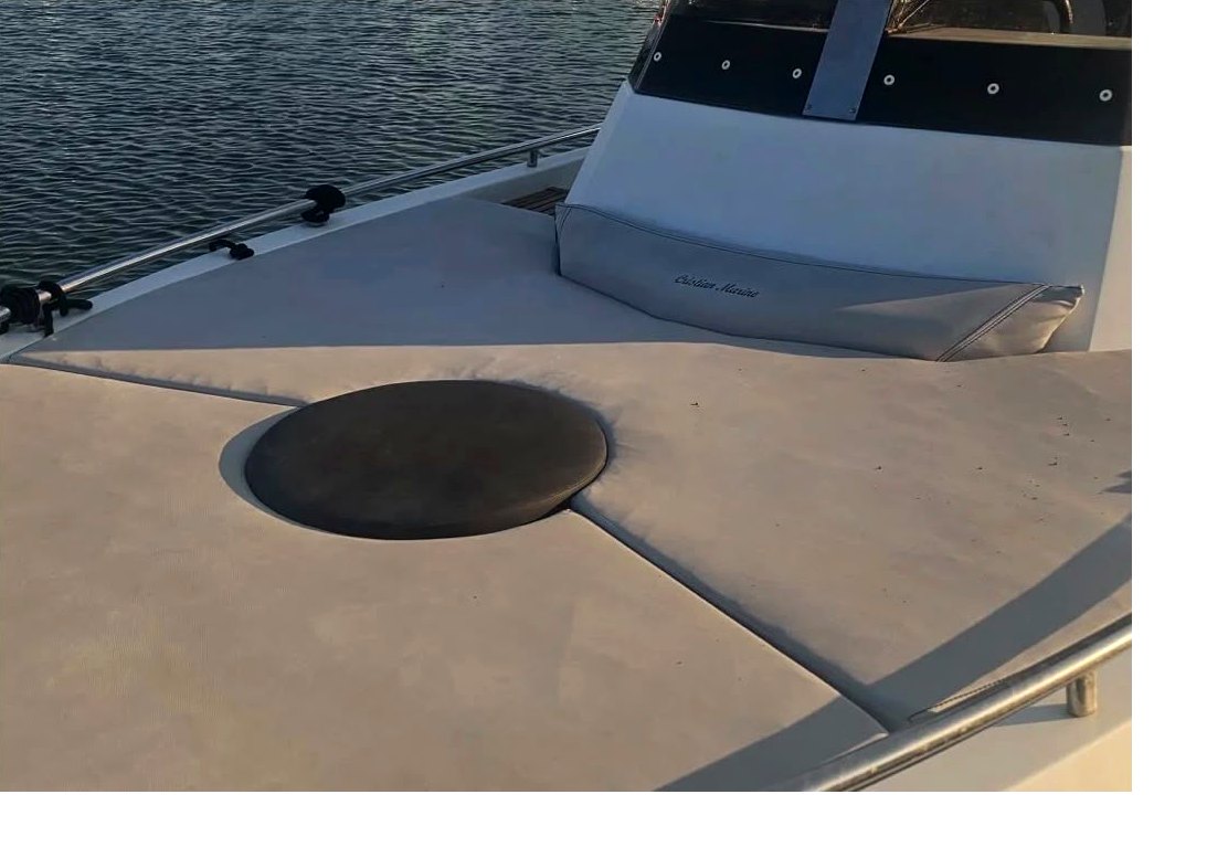Ampio prendisole di prua dell'Extreme Marine 8.5 per tour in barca in Costiera Amalfitana
