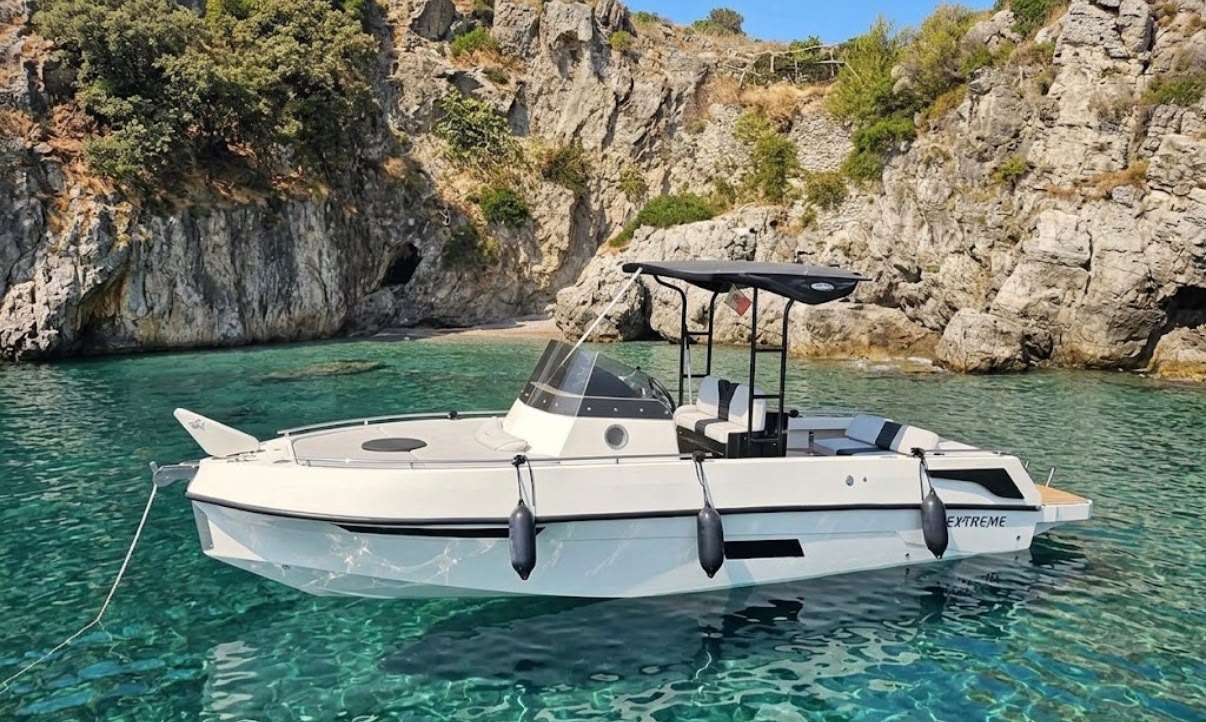 Extreme Marine 8.5 all'ancora sotto la scogliera durante un tour privato in Costiera Amalfitana