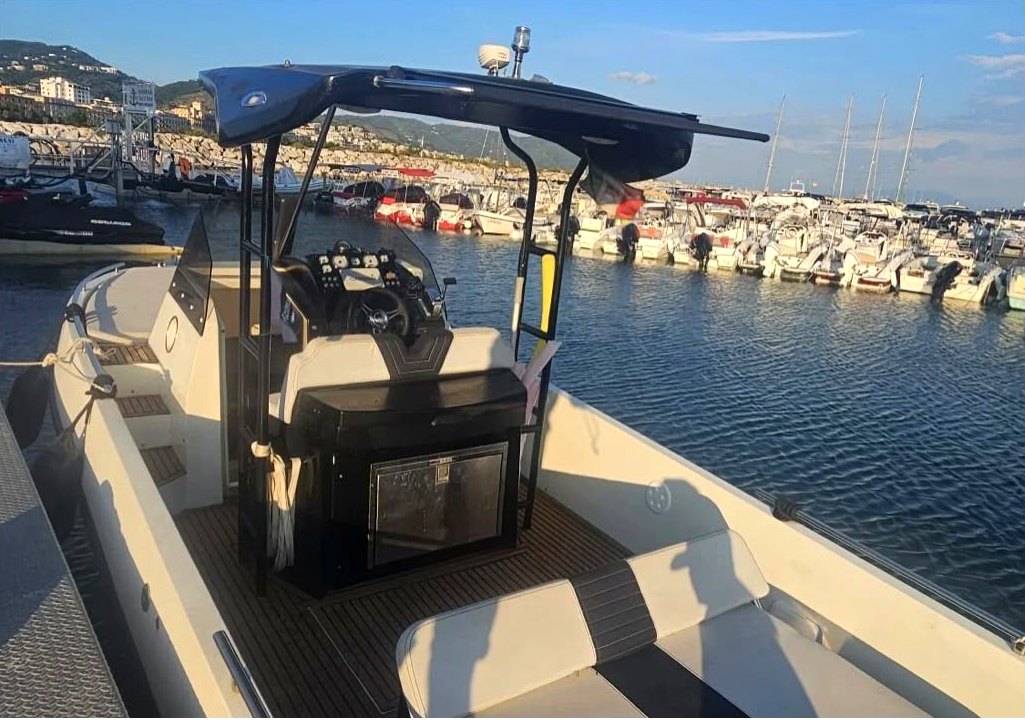 Cockpit, console and T-top shade on the Extreme Marine 8.5 boat rental in Salerno