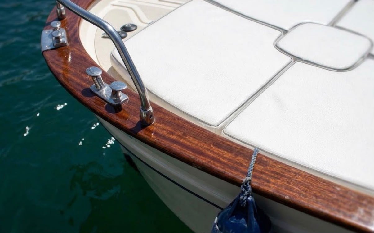 Capodibanda in legno verniciato e prendisole bianco del Gozzo Di Luccia 28, noleggio barche in Costiera Amalfitana