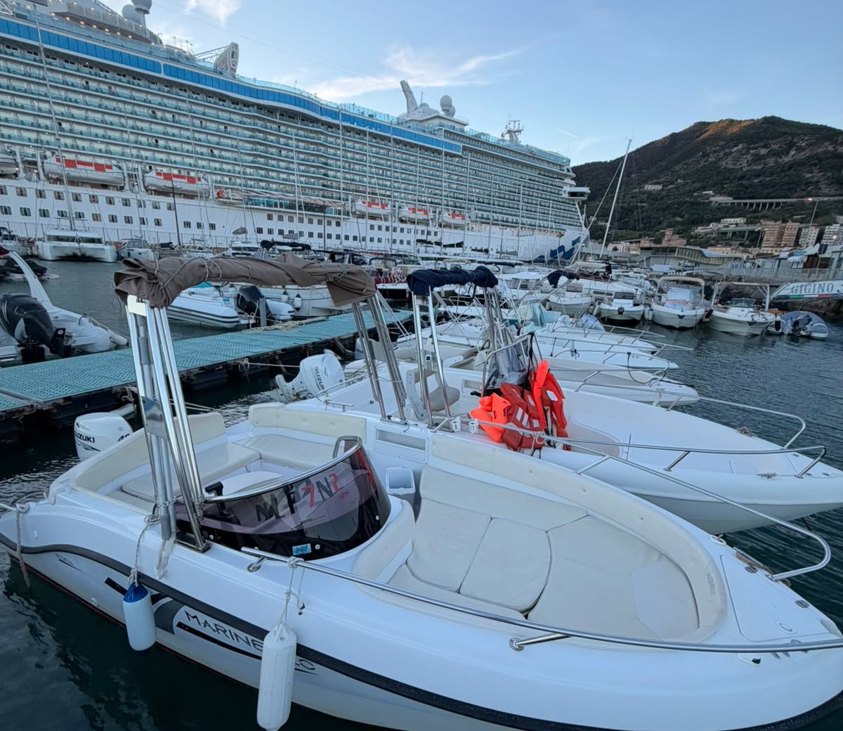 Escursioni crocieristi Salerno – la nostra Marinello Eden 18 al porto di Salerno con una nave da crociera dietro