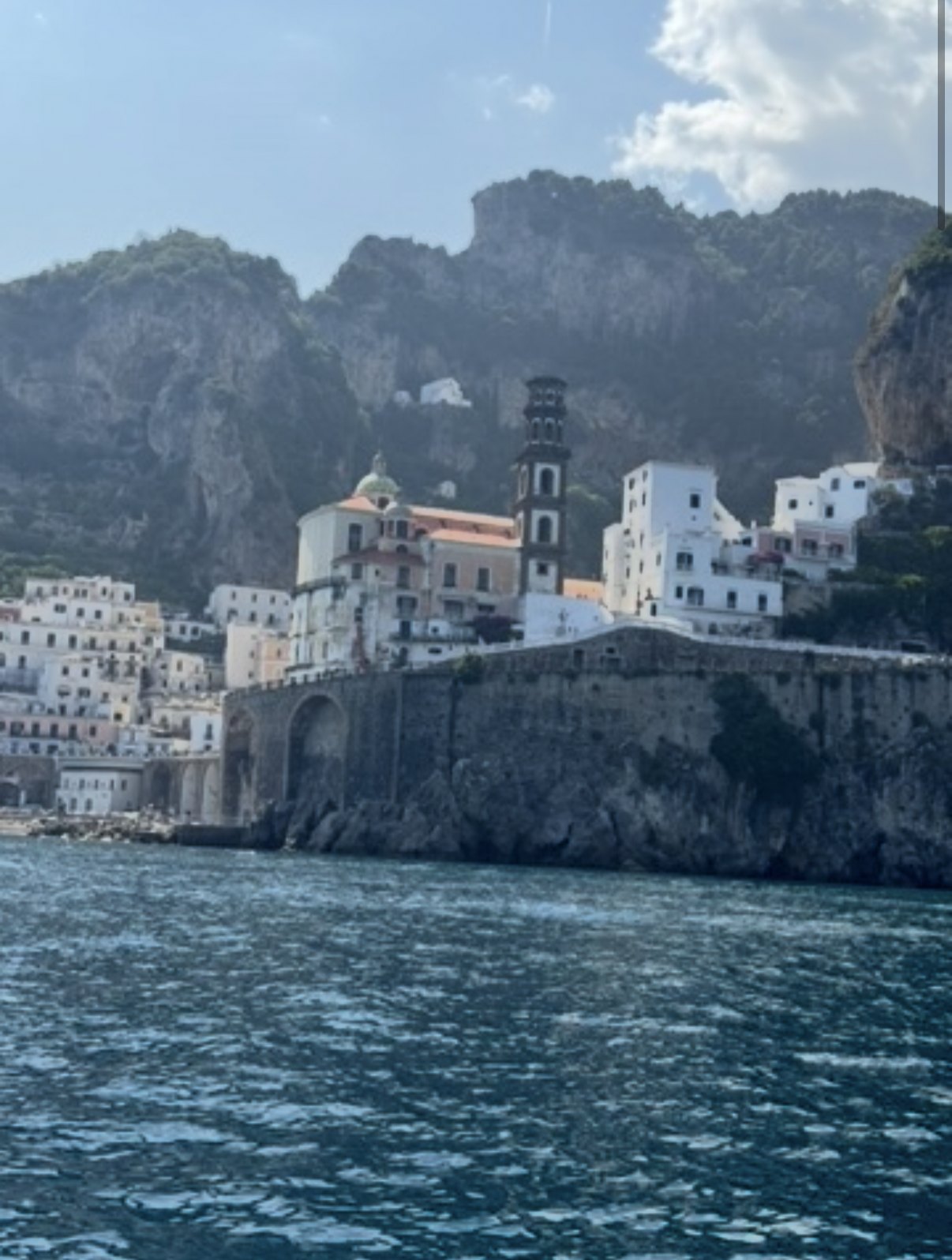 Atrani vista desde el barco en una excursión por la Costa Amalfitana