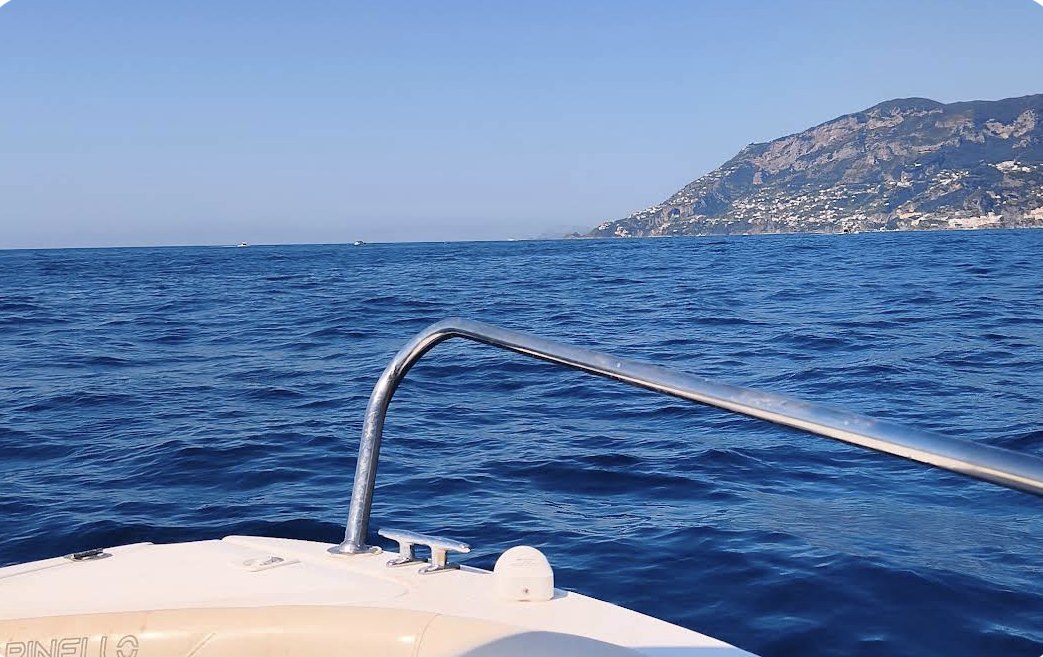 Proa del barco navegando hacia la Costa Amalfitana