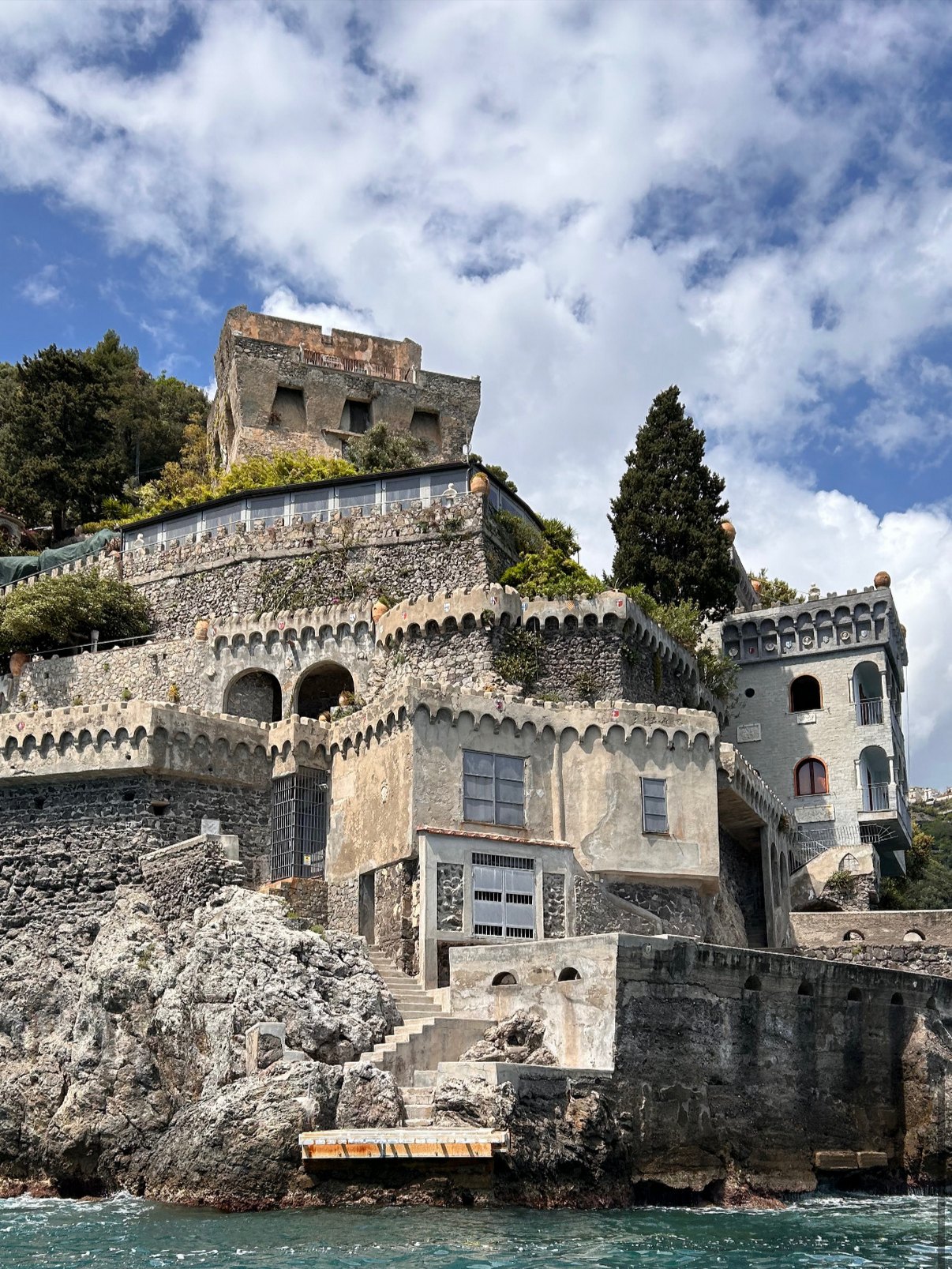 Castello sugli scogli visto dal mare durante un tour in barca in Costiera Amalfitana