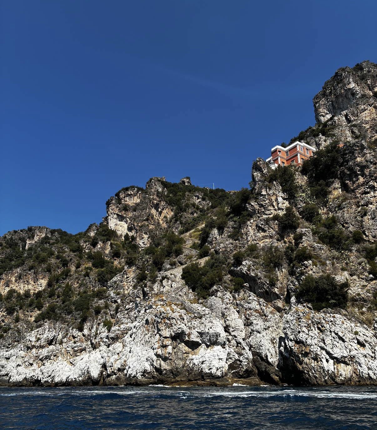 Scogliere e cielo blu della Costiera Amalfitana dal mare