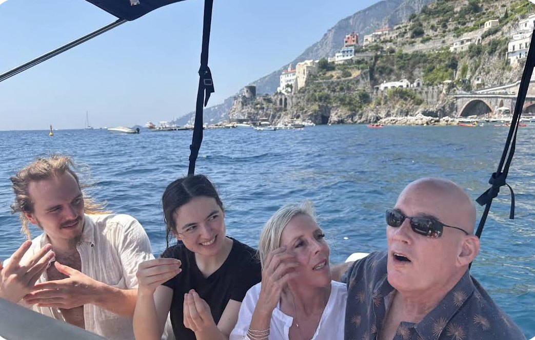 Ospiti durante un tour privato in barca davanti ad Atrani, Costiera Amalfitana