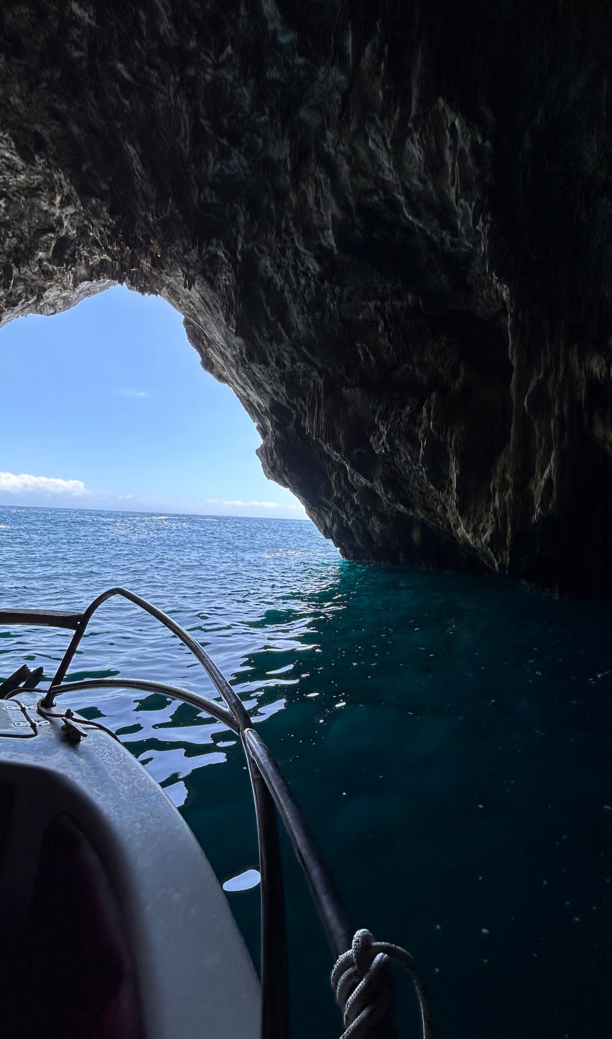 Dentro de una cueva marina de la Costa Amalfitana en barco