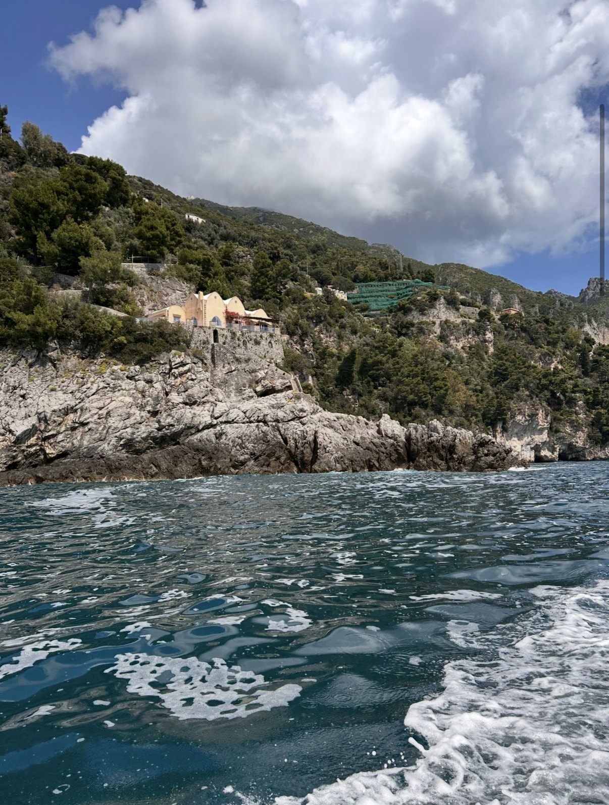 Villa sulle scogliere della Costiera Amalfitana vista dalla barca